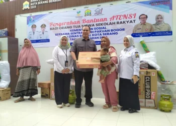 Walikota Serang Budi Rustandi menyerahkan bantuan Asistensi kepada orang tua siswa sekolah rakyat di kantor Dinsos Kota Serang, Rabu 25 Februari 2026. (Harir Baldan/Bantenraya.com)