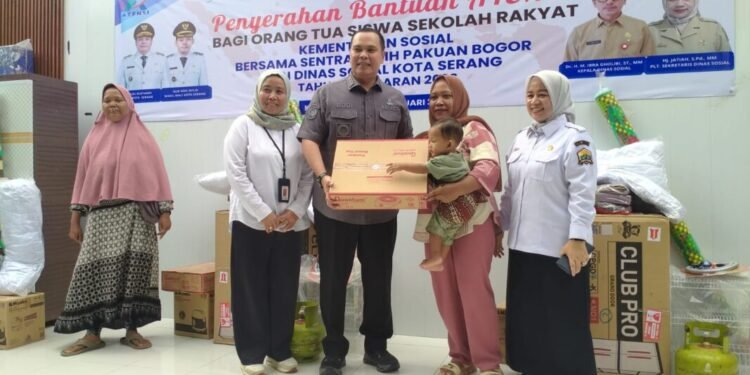 Walikota Serang Budi Rustandi menyerahkan bantuan Asistensi kepada orang tua siswa sekolah rakyat di kantor Dinsos Kota Serang, Rabu 25 Februari 2026. (Harir Baldan/Bantenraya.com)