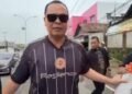 Budi Rustandi saat mentertibkan peminta sumbangan di tengah jalan