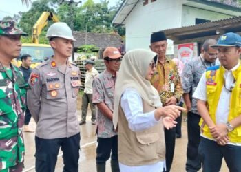 Bupati Pandeglang, Raden Dewi Setiani, Jumat (62).