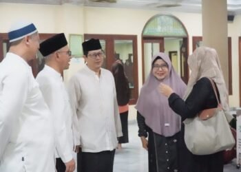 Bupati Pandeglang Raden Dewi Setiani Gelar Tarawih Keliling, Ajak ASN Tingkatkan Integritas 6 Bupati Pandeglang Raden Dewi Setiani melaksanakan shalat tarawih di Masjid Agung Ar-Rohman Pandeglang.