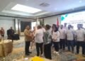 Walikota Cilegon Robinsar mengukuhkan perngurs Forum CSR, Kamis 12 Februari 2026. (Uri/Banten Raya)