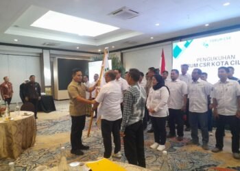 Walikota Cilegon Robinsar mengukuhkan perngurs Forum CSR, Kamis 12 Februari 2026. (Uri/Banten Raya)