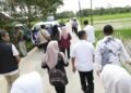 Andra Soni Ajak Pemkab Pandeglang Patungan Bangun Jalan Desa 2 Gubernur Banten Andra Soni saat meninjau jalan desa