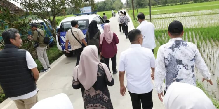 Gubernur Banten Andra Soni saat meninjau jalan desa