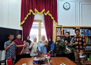 Forum PPPK Paruh Waktu Lebak saat bertemu Ketua DPRD untuk meminta dukungan agar diprioritaskan diangkat jadi PPPK Penuh Waktu, Kamis, 5 Februari 2026.(Aldi Setiawan/Banten)