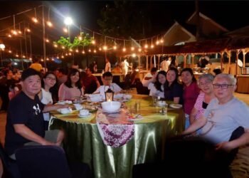 Pengunjung Pesona Krakatau Cottage and Hotel saat menikmati kudapan makam malam di atas pantai. (Dok/Pesona Krakatau)