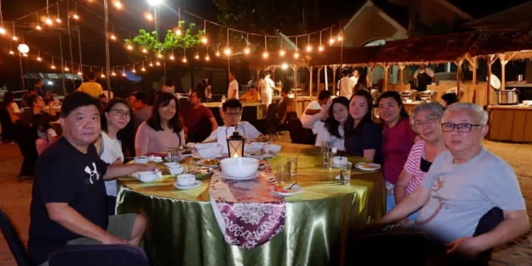 Pengunjung Pesona Krakatau Cottage and Hotel saat menikmati kudapan makam malam di atas pantai. (Dok/Pesona Krakatau)