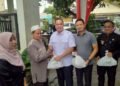 Walikota Serang Budi Rustandi menyerahkan paket sembako murah kepada warga di halaman kantor Kecamatan Cipocok Jaya, Kota Serang, Jumat 6 Februari 2026. (Harir Baldan/Bantenraya.com)
