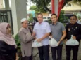 Walikota Serang Budi Rustandi menyerahkan paket sembako murah kepada warga di halaman kantor Kecamatan Cipocok Jaya, Kota Serang, Jumat 6 Februari 2026. (Harir Baldan/Bantenraya.com)