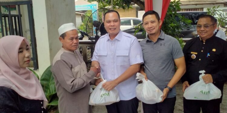 Walikota Serang Budi Rustandi menyerahkan paket sembako murah kepada warga di halaman kantor Kecamatan Cipocok Jaya, Kota Serang, Jumat 6 Februari 2026. (Harir Baldan/Bantenraya.com)