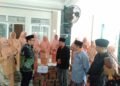 Pegawai Kemenag Kabupaten Serang salurkan bantuan kepada korban bencana alam di salah satu kecamatan, pekan kemarin.
