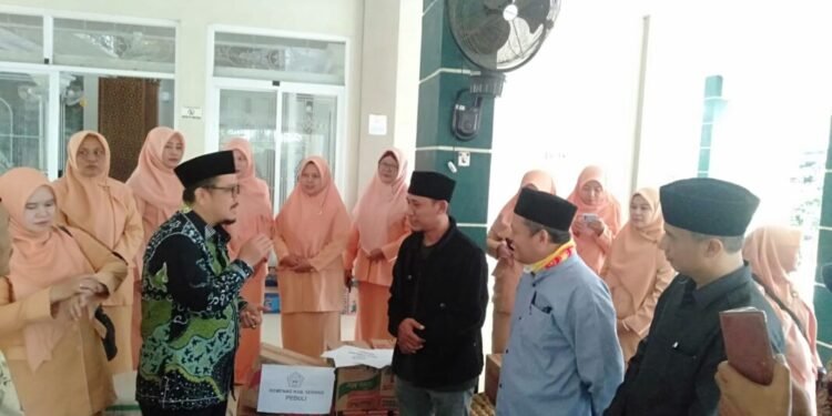 Pegawai Kemenag Kabupaten Serang salurkan bantuan kepada korban bencana alam di salah satu kecamatan, pekan kemarin.