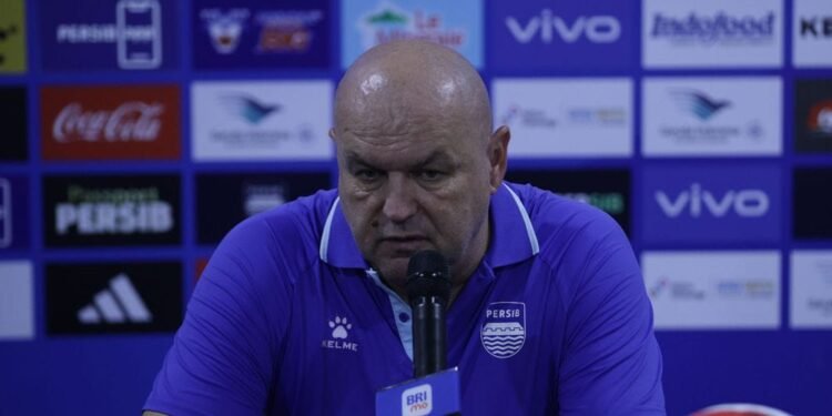 Hodak apresiasi para pemain yang berhasil raih kemenangan atas Malut United. (persib.co.id)