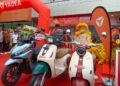 Show unit sepeda motor listrik Yadea di pembukaan cabang Serang, Banten, di Jalan Raya Serang, Legok, Drangong, Kota Serang, Minggu 8 Februari 2026. (Raden/Banten Raya)