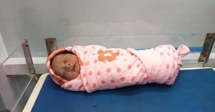 Bayi yang ditemukan di semak-semak di Desa Pedaleman, Kecamatan Tanara sudah berada di Puskesmas.