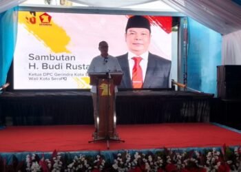 Ketua DPC Gerindra Kota Serang Budi Rustandi serukan kadernya untuk kompak bergerak dan berdampak dalam acara HUT ke-18 Gerindra Kota Serang, Minggu 8 Februari 2026. (Harir Baldan/Bantenraya.com)