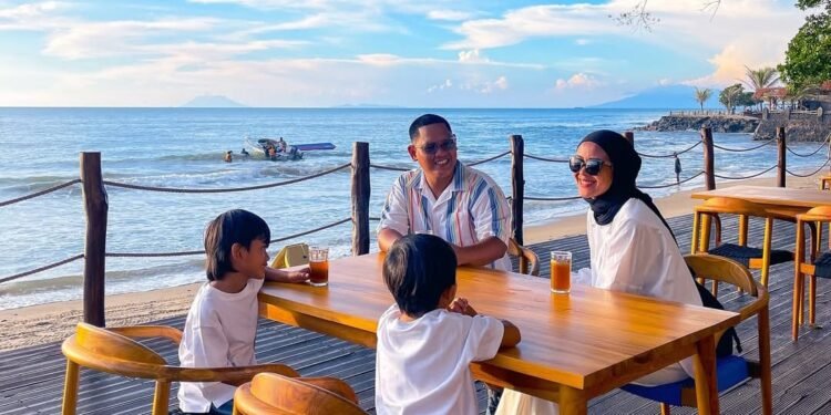 Wisatawan keluarga saat berkunjung ke tempat glamping Himori Anyer. (Instagram @himori.anyerbeachresort)