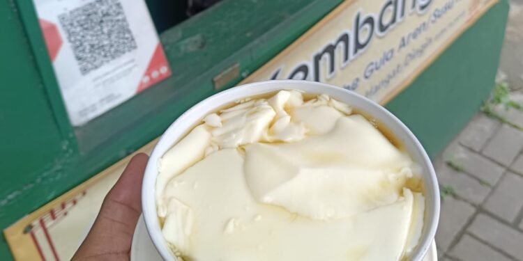 Hidangan kembang tahu yang menjadi jajanan tradisional menjadi kudapan yang digemari oleh masyarakat di Kota Serang, Senin 9 Februari 2026. (Raden/Banten Raya)