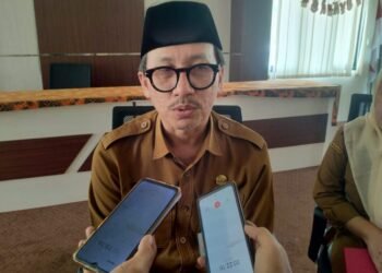 Capiton Foto Kepala Dinsos Kota Serang M. Ibra Gholibi memberikan keterangan kepada wartawan di Kota Serang. (Dokumentasi Bantenraya.com)
