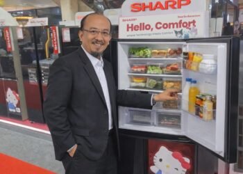 National Sales Senior General Manager PT SEID Andry Adi Utomo menunjukan rangkai produk lemari es Sharp yang menjadi penopang penjualan sepanjang 2025, Selasa 10 Februari 2026. (Sharp untuk Banten Raya)