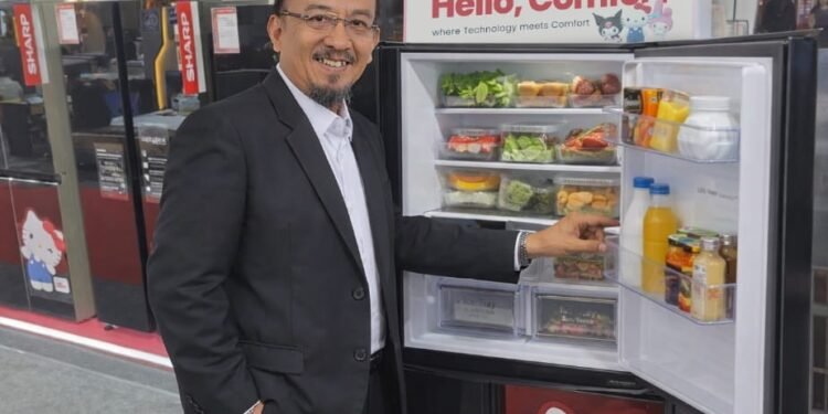 National Sales Senior General Manager PT SEID Andry Adi Utomo menunjukan rangkai produk lemari es Sharp yang menjadi penopang penjualan sepanjang 2025, Selasa 10 Februari 2026. (Sharp untuk Banten Raya)