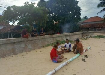 Suasana kampung pasir dan warga yang sedang beraktifitas (Jadesta kemenkraf)