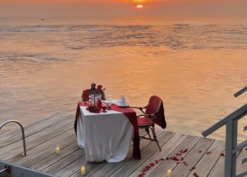Suasana menikmati hidangan di tepi pantai Aston Anyer Beach dalam momen Valentine dan Ramadan. (Dok/Aston Anyer)