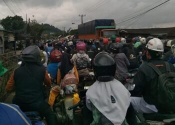 Pengendara motor terjebak macet horor di jalan raya Bojonegara-Puloampel, kemarin.