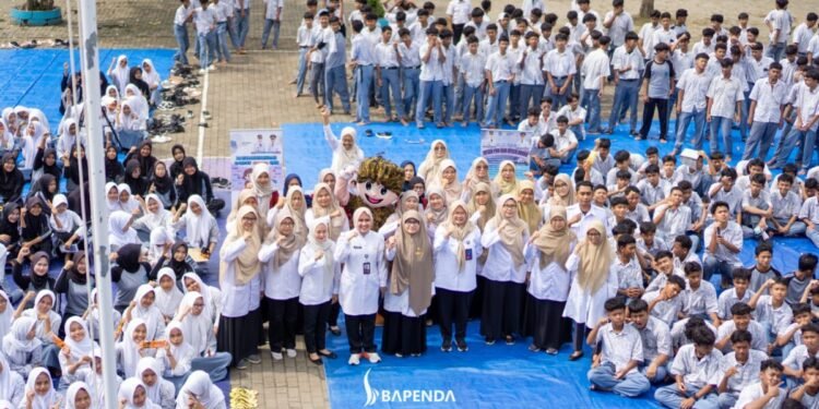 Pegawai Bapenda Kabupaten Serang foto bersama dengan pelajar SMA 1 Bojonegara pada kegiatan Cerdas Pajak Sejak Dini, Rabu (11/2/2026).