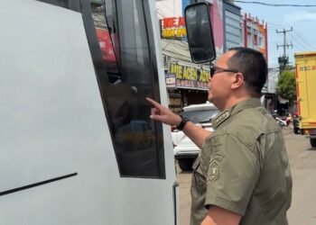 Wali Kota Serang Budi Rustandi tegur sopir bus DAMRI karena ngetem di bahu Jalan Jenderal Sudirman tepatnya di Lingkungan Kemang, Kota Serang, Kamis 12 Februari 2026. (Dokumentasi Prokopim Setda Kota Serang untuk Bantenraya.com)
