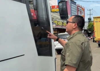Wali Kota Serang Budi Rustandi tegur sopir bus DAMRI karena ngetem di bahu Jalan Jenderal Sudirman tepatnya di Lingkungan Kemang, Kota Serang, Kamis 12 Februari 2026. (Dokumentasi Prokopim Setda Kota Serang untuk Bantenraya.com)