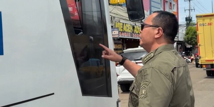 Wali Kota Serang Budi Rustandi tegur sopir bus DAMRI karena ngetem di bahu Jalan Jenderal Sudirman tepatnya di Lingkungan Kemang, Kota Serang, Kamis 12 Februari 2026. (Dokumentasi Prokopim Setda Kota Serang untuk Bantenraya.com)