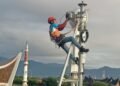 Teknisi XLSmart saat melakukan perawatan BTS agar koneksi internet stabil. (XLSmart untuk Banten Raya)
