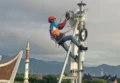 Teknisi XLSmart saat melakukan perawatan BTS agar koneksi internet stabil. (XLSmart untuk Banten Raya)
