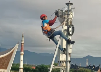 Teknisi XLSmart saat melakukan perawatan BTS agar koneksi internet stabil. (XLSmart untuk Banten Raya)
