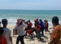 Wisatawan Hilang di Pantai Daplangu Pandeglang Ditemukan Mengambang 6 Tim SAR Gabungan melakukan evakuasi korban terseret ombak Pantai Daplangu, Desa Kertajaya, Kecamatan Sumur, Kabupaten Pandeglang, Jumat, 13 Februari 2026. (Basarnas)