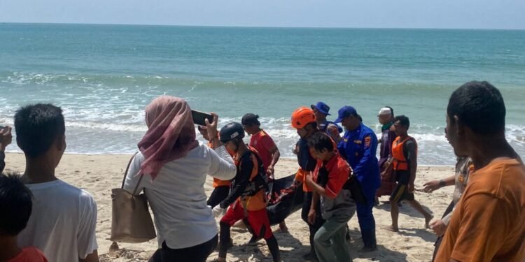 Wisatawan Hilang di Pantai Daplangu Pandeglang Ditemukan Mengambang 1 Tim SAR Gabungan melakukan evakuasi korban terseret ombak Pantai Daplangu, Desa Kertajaya, Kecamatan Sumur, Kabupaten Pandeglang, Jumat, 13 Februari 2026. (Basarnas)