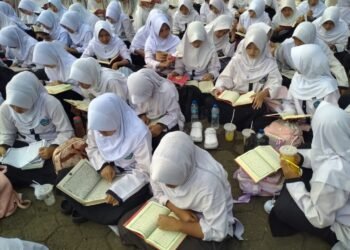 Capiton Foto Ribuan pelajar Kota Serang membaca Al-Quran secara berjamaah di Alun-alun Barat, Kota Serang, Jumat 13 Februari 2026 sore. Acara tersebut dalam rangka Serang Mengaji dan tarhib Ramadhan. (Harir Baldan/Bantenraya.com)
