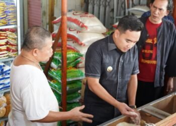 Walikota Cilegon Robinsar Minta Lakukan Pemeriksaan Ketat Harian, Pastikan Jajaan dan Makanan Aman dari Zat Berbahaya 6 Walikota Cilegon Robinsar melakukan sidak terhadap stok pangan di Pasar Blok F, Jumat 13 Februari 2026. (Dokumen Diskominfo)