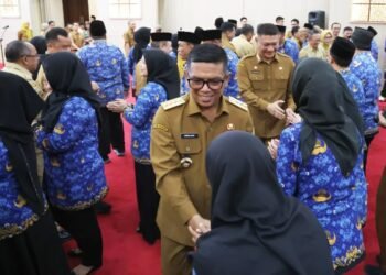 Gubernur Banten Andra Soni saat bersalaman dengan para ASN di lingkungan Pemprov Banten.