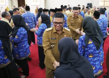 Gubernur Banten Andra Soni saat bersalaman dengan para ASN di lingkungan Pemprov Banten.