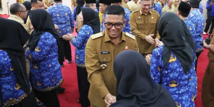 ASN Banten Selama Ramadhan Bekerja 7 Jam Saja 1 Gubernur Banten Andra Soni saat bersalaman dengan para ASN di lingkungan Pemprov Banten.