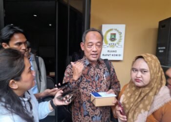 Direktur PT Vopak Buyung Hakim memberikan penjelasan kepada awak media kemarin. (Uri/Banten Raya)