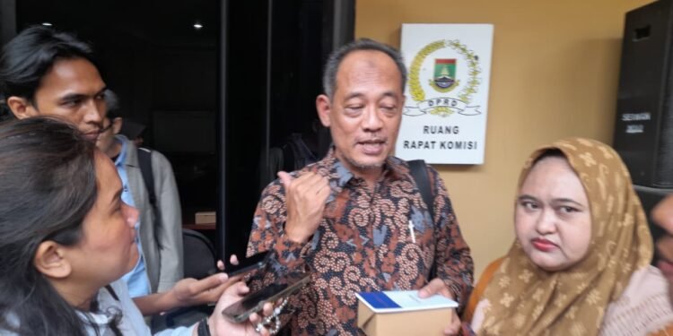 Terkait PT Vopak, HMI Cilegon Minta Kementerian LH Lakukan Audit Lingkungan 1 Direktur PT Vopak Buyung Hakim memberikan penjelasan kepada awak media kemarin. (Uri/Banten Raya)