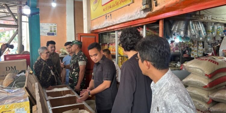 Tim Satgas Pangan Polres Cilegon turut serta ikut melakukan peninjauan bahan pokok bersama Walikota Cilegon di Pasar Blok F Cilegon, Jumat 13 Februari 2026.