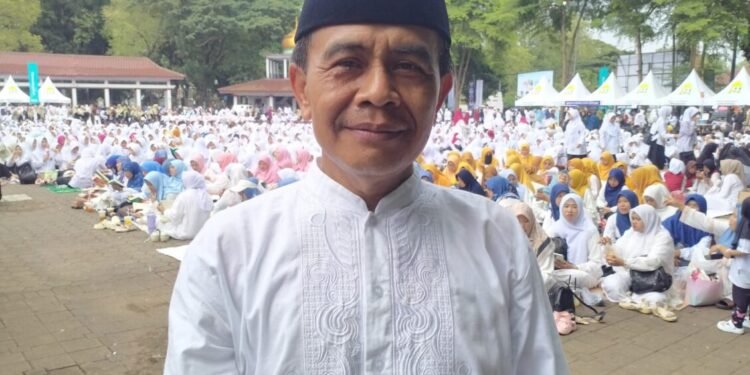 Capiton Foto Ketua DMI Kota Serang H. Komar saat menghadiri Gebyar Serang Mengaji di Alun-alun Barat, Kota Serang, Jumat 13 Februari 2026. (Harir Baldan/Bantenraya.com)