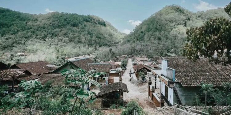 Suasana Desa Wotawati yang terapit oleh bukit tinggi. Dok: Pemda DIY