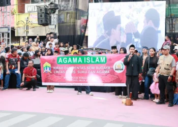 Capiton Foto Peserta kirab dan pentas seni budaya lintas etnis, suku, dan agama melakukan pawai di Royal Baroe, Kota Serang, Minggu 15 Februari 2026. (Dokumentasi Prokopim Setda Kota Serang untuk Bantenraya.com)