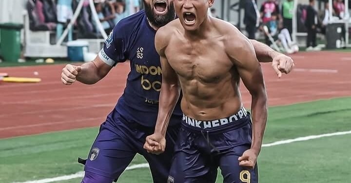 Media Pilihan Warga Banten 75 Pemain Persita Tangerang Ahmad Nur Hardianto merayakan golnya dengan penuh emosional karena berhasil membalikkan skor 2-1 lawan PSBS Biak di Stadion Indomilk Arena, Kabupaten Tangerang, Provinsi Banten, Senin 16 Februari 2026 sore sekitar pukul 15.30 WIB. (Instagram @persita.official)